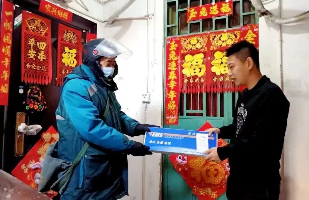 新春走基层|春节期间我市365体育网址_365scores下载_365app手机版官方小哥坚守一...